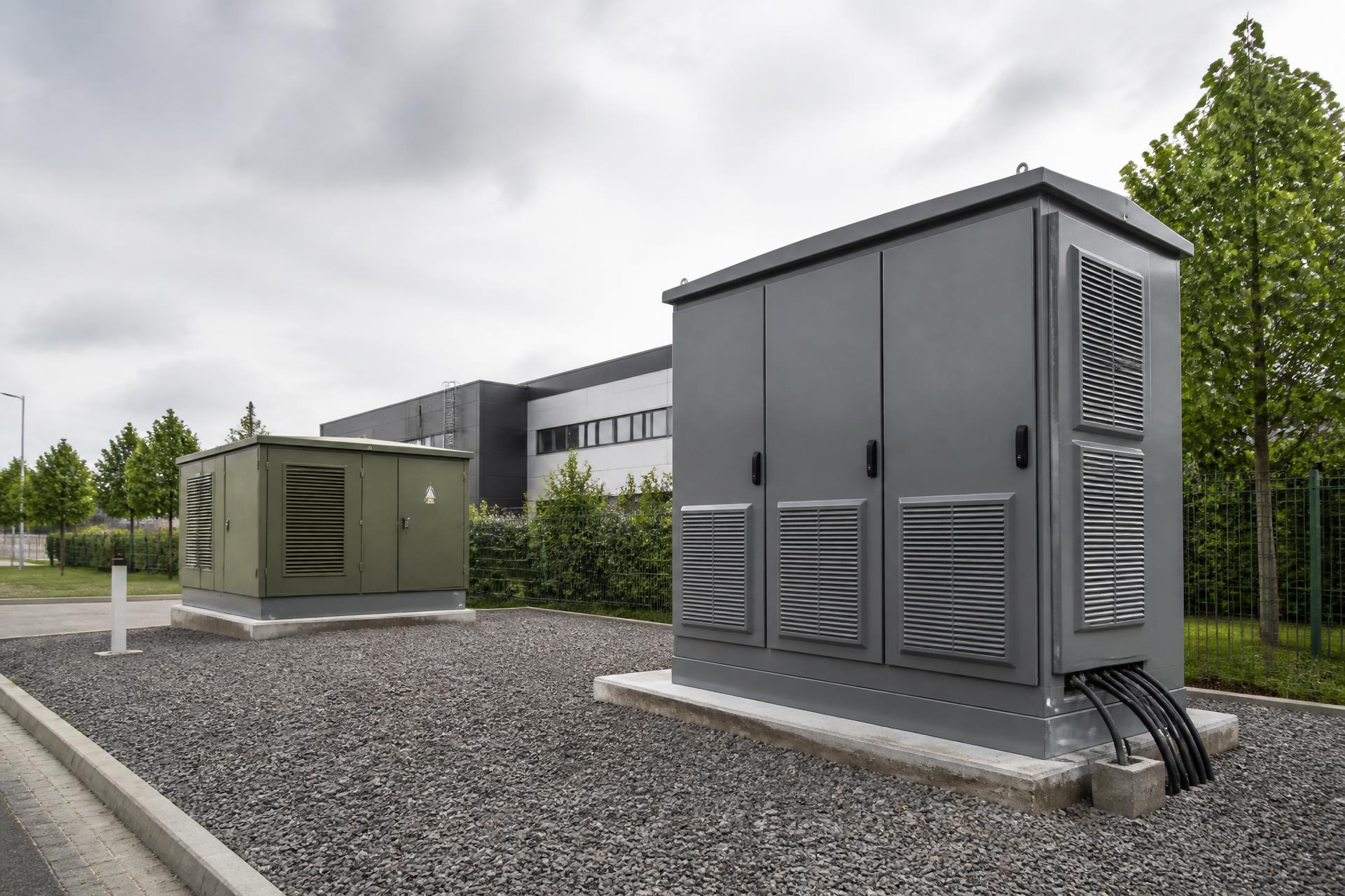 Gewerblicher Batteriespeicher auf einer Industriefläche neben einer Trafostation